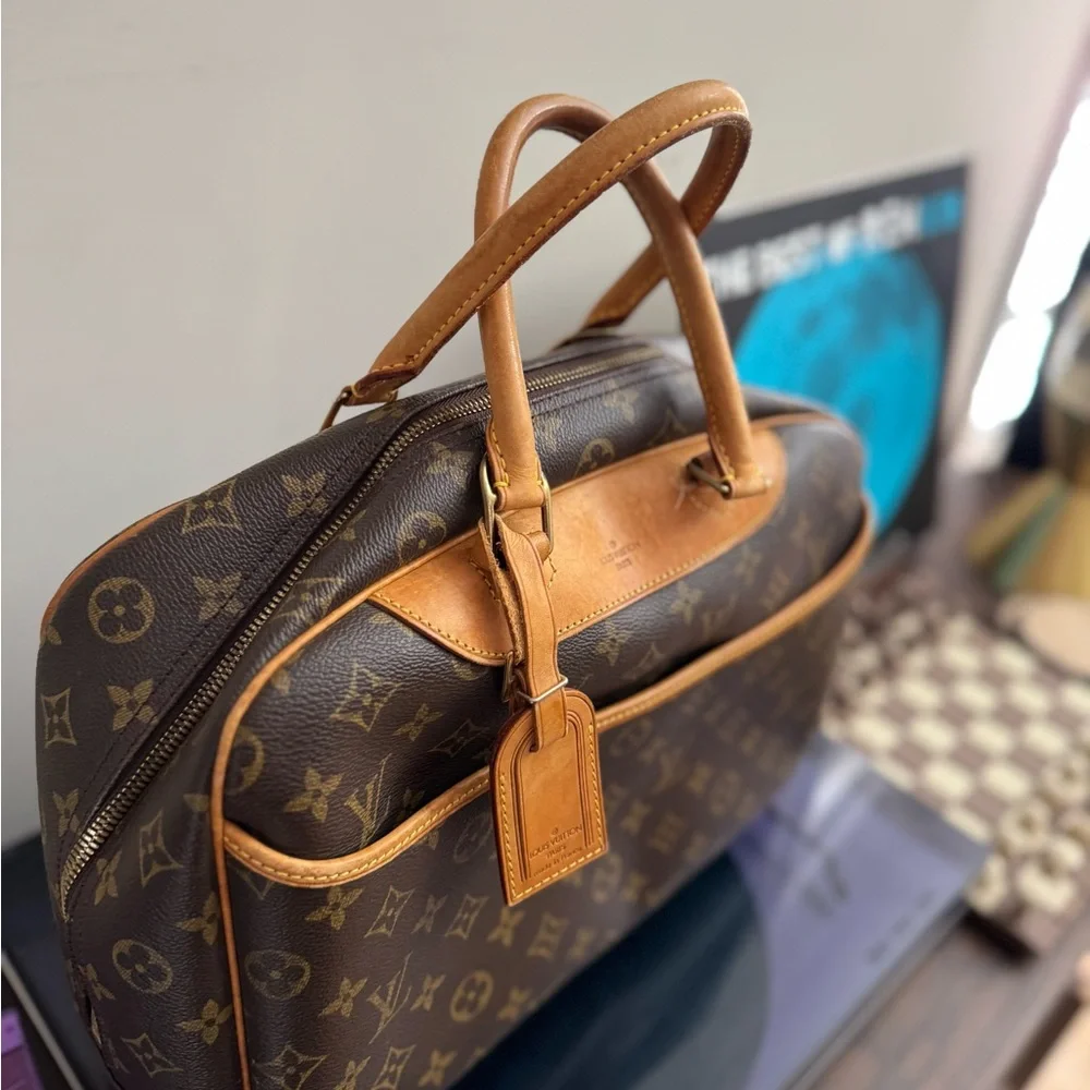 Vintage Classic: Louis Vuitton Deauville Handbag
